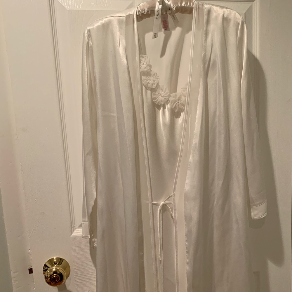 Oscar de la Renta white satin slip and robe